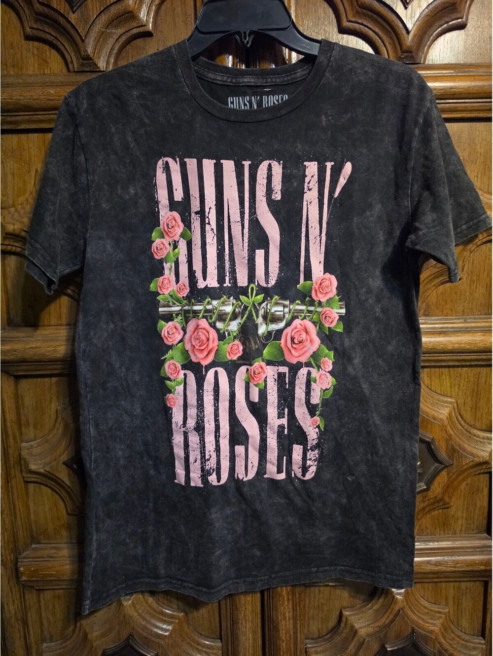Guns N' Roses Official Band T-Shirt – Pistols & Roses Graphic, Size M